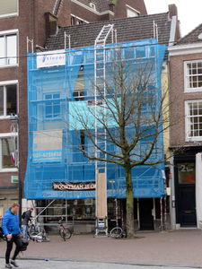 848224 Gezicht op de voorgevel van het pand Neude 3 (drogisterij Woortman) te Utrecht, die geschilderd wordt.